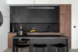 projektowanie_wnętrz_gdańsk czajka_wnętrza architekt_wnętrz_gdańsk projekt minimalistyczny czarne mieszkanie czarna kuchnia
